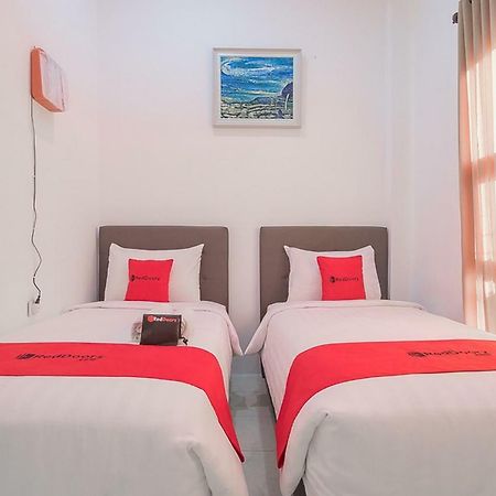 Отель Reddoorz Near Jatinangor Town Square Экстерьер фото