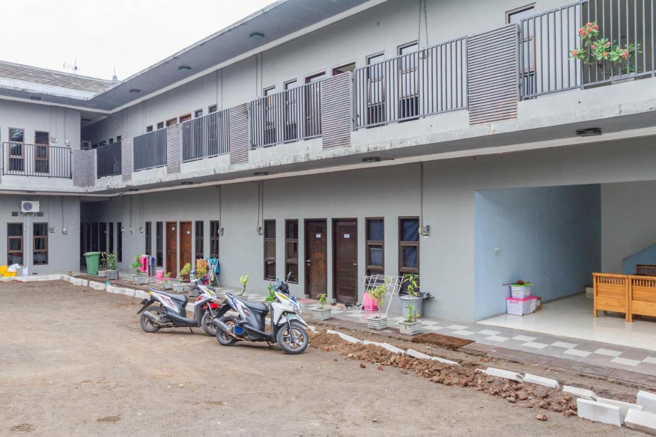 Отель Reddoorz Near Jatinangor Town Square Экстерьер фото