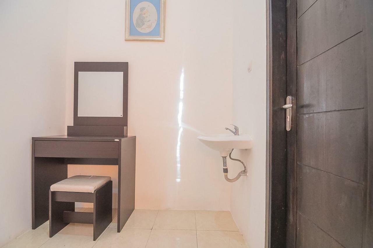 Отель Reddoorz Near Jatinangor Town Square Экстерьер фото