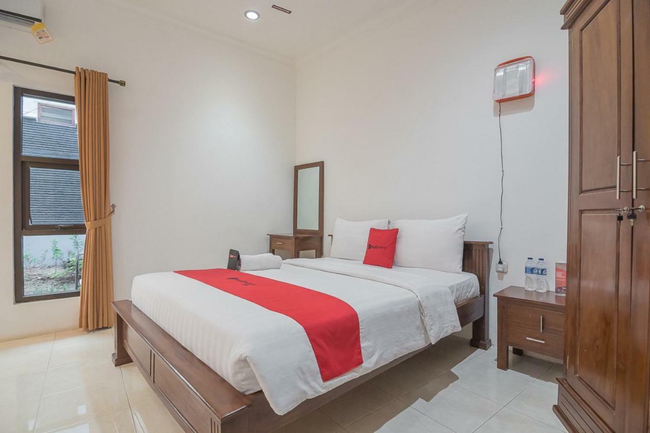 Отель Reddoorz Near Jatinangor Town Square Экстерьер фото